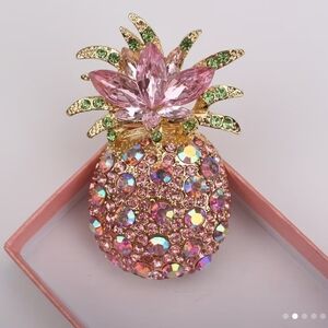 🆕️ 🍍 BETSEY JOHNSON PINK RHINESTONE PINEAPPLE TROPICAL BROOCH PIN🍍